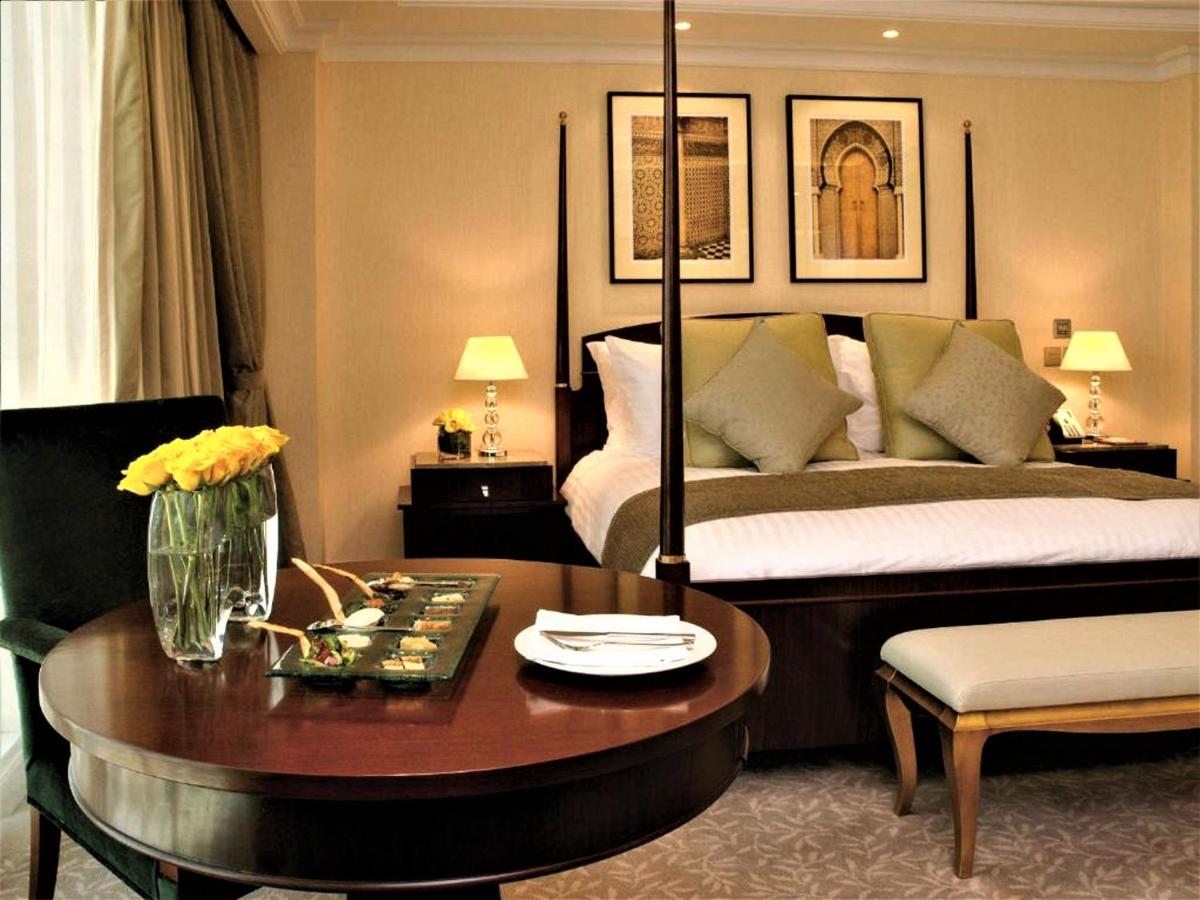 Moevenpick Hotel Al-Khubar Exteriér fotografie A bedroom at the Taj Mahal Palace