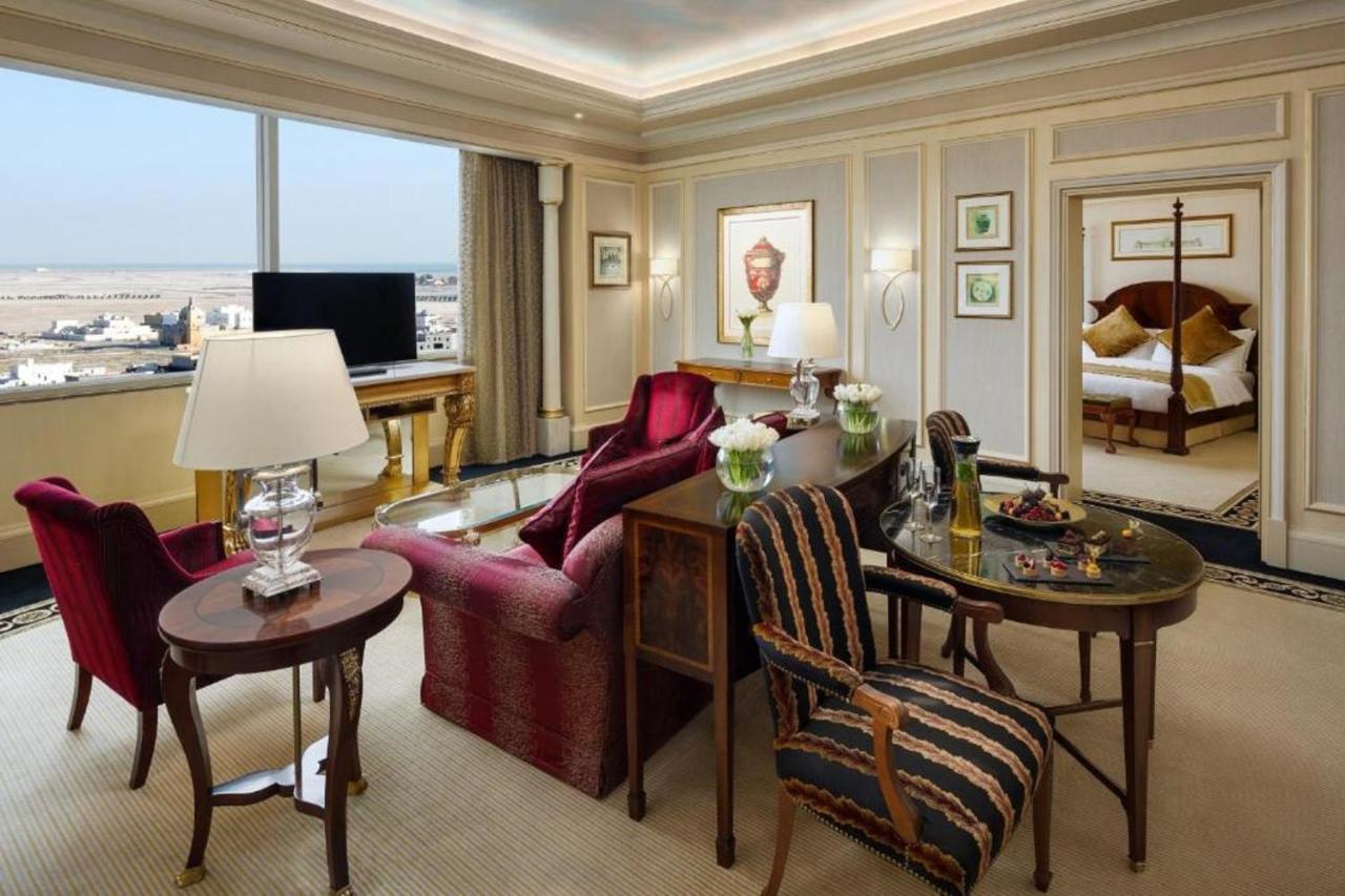 Moevenpick Hotel Al-Khubar Exteriér fotografie A suite at the Four Seasons Hotel, London