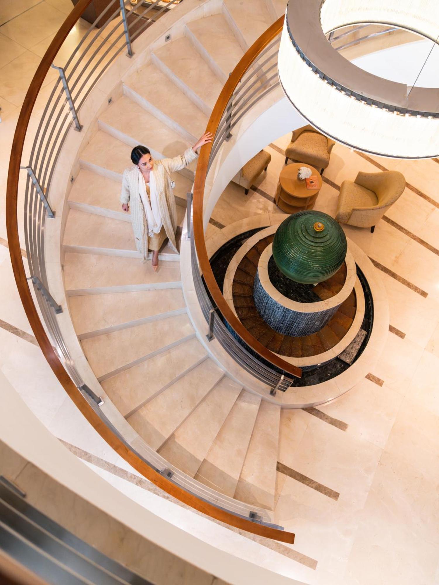 Moevenpick Hotel Al-Khubar Exteriér fotografie The staircase
