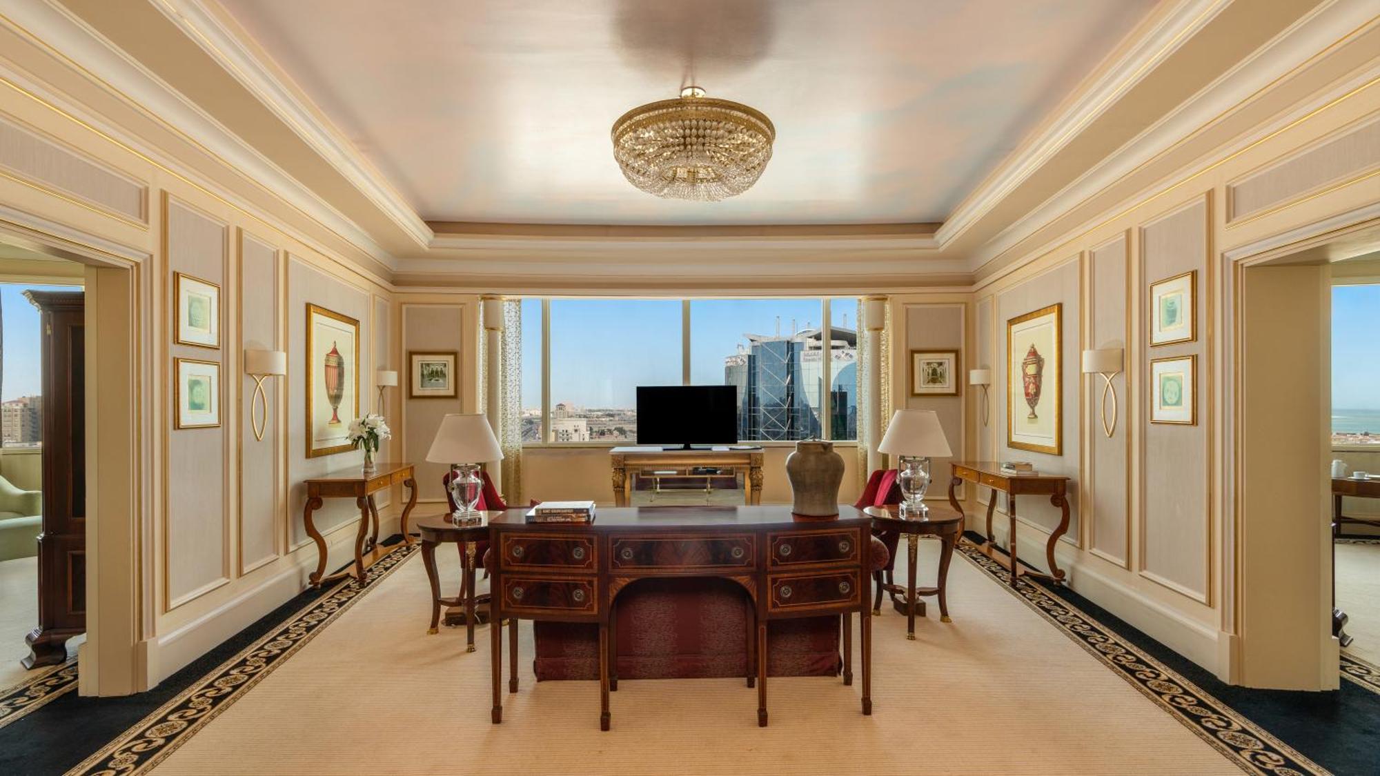 Moevenpick Hotel Al-Khubar Exteriér fotografie The study of a Presidential Suite