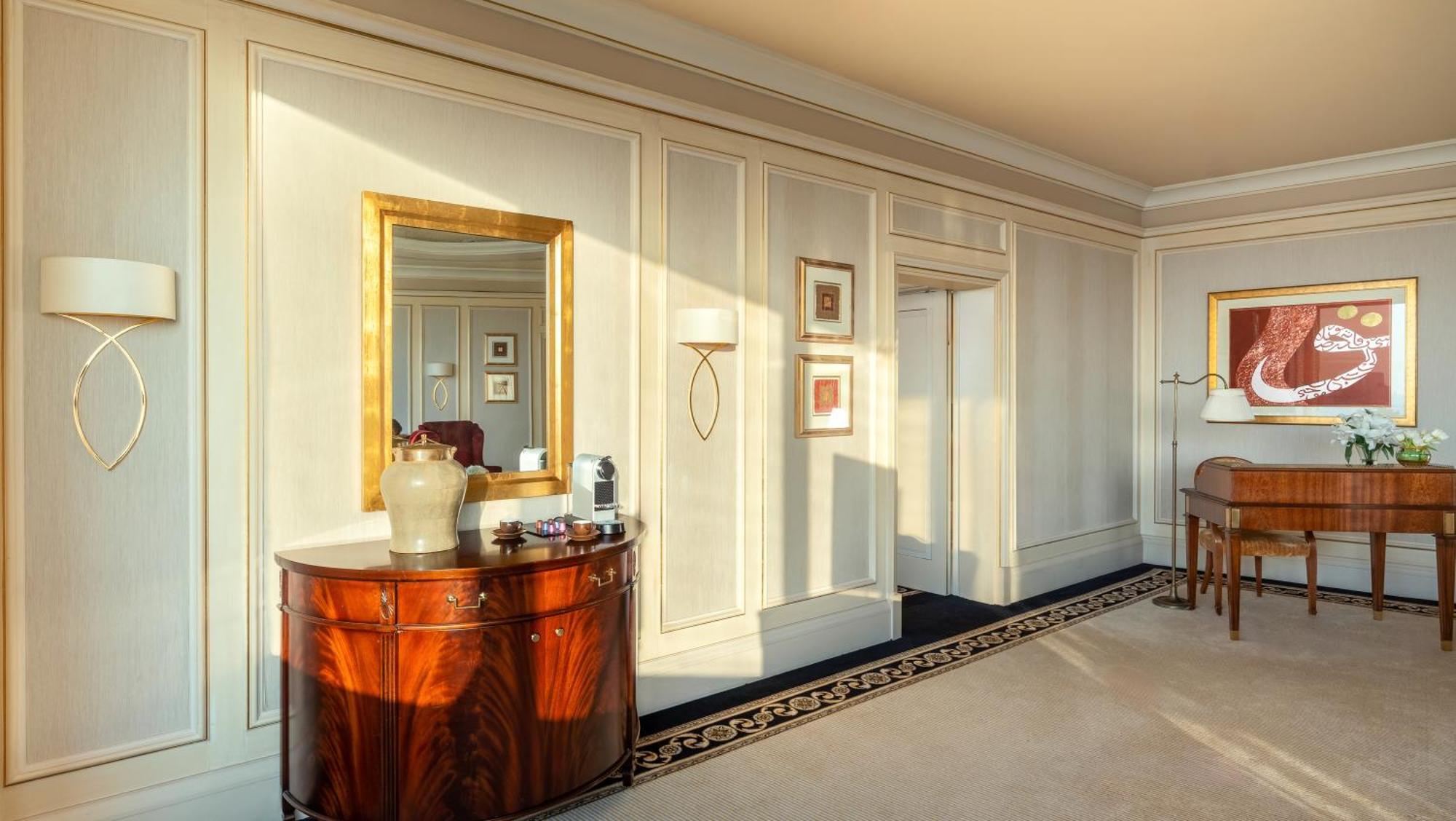 Moevenpick Hotel Al-Khubar Exteriér fotografie A suite at the Waldorf Astoria Berlin